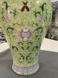 Un vase en porcelaine de Chine famille rose &agrave; fond de couleur vert lime, marque de Qianlong, 19/20&egrave;me